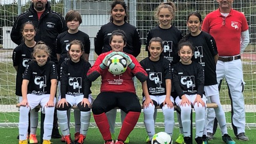 Das U12 Mädchen Team wird trainiert von Christin Hellborn und unterstützt von Sven Skurzik. In die Saison 2020/21 startet das Team mit neuen Trikots der Firma Maler und Lackierer Meisterbetrieb Ciro Peluso. Ciro ist selbst Trainer der A- Junioren und seit über 10 Jahren selbstständig. 
